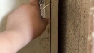 Tukang memasang engsel kotak listrik