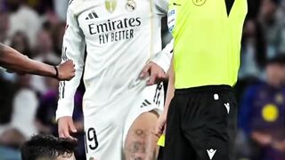 Bukan cuma menarik Baju Vini dan terkena kartu merah, Pedri juga terkena cedera.