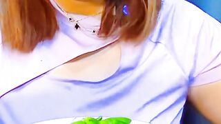 Makan bakso dengan cabe biru