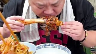 Noodles and meat cooked hot spicy
