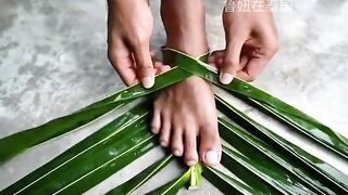 Pria ini membuat sendal dari daun kelapa