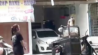 Joget di depan tukang pentol