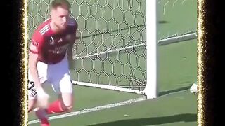 Katanya cuma coba-coba tapi bolanya malah bersarang di pojok gawang