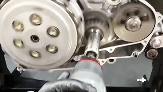 Merakit komponen mesin motor