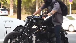 Pengendara dengan motor keren bobber sportster harley davidson