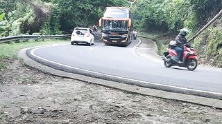 Minibus dan bus pariwisata berpapasan di tikungan