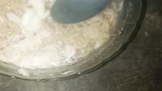 Mukbang mie telur