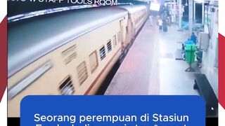 Detik-Detik Menegangkan! Petugas RPF Selamatkan Wanita yang Hampir Tewas Terseret Kereta di India