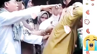 momen haru saat sang murid tidak mau berpisah dengan sang guru tercinta