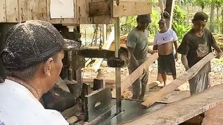 Cutting big logs into sawn timber! Very Satisfying