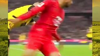 Olise tuh jagonya nempel terus di garis tepi lapangan, gak pernah jauh!  Kadang bikin gemes, kadang bikin ngakak!