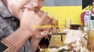 Bapak-Bapak Ngemil Ayam, Tapi Kok Gak Bisa Putus?!