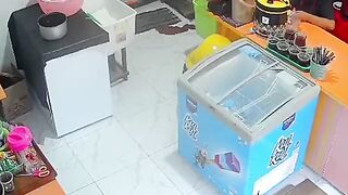 Detik-Detik Karyawan Terpeleset Bawa Kuah Panas!  Hati-Hati di Dapur!