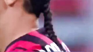 Zlatan Tidak Membutuhkan Tali Sepatu