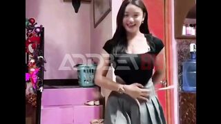 Cewe ini main tongkat diputer-puter