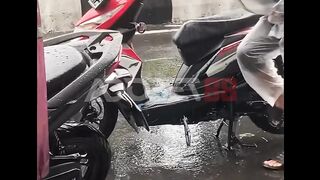 Orang ini nyoba nyalain motor pakai starter tapi gak nyala-nyala