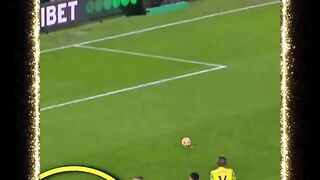 Bola terbang, jantung berhenti sesaat dan dunia tahu  masih ada si GOAT!