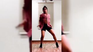 Indian Girl Ridmaa Sethi Dance