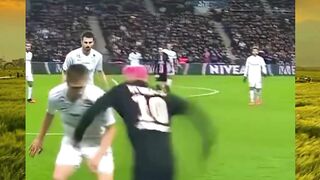 Neymar Dapat Kartu Kuning Karena Terlalu Jago?