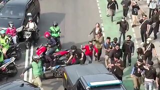 Mobil Polisi Dihadang Massa Usai Tabrak Pemotor  Suasana Memanas di TKP