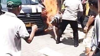 Maling motor dibakar massa hidup-hidup