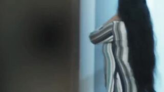 लडक कपड बदल रहत थ और कई उस चपक स दख रह थ