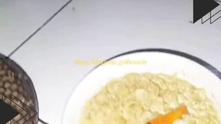 Ular King Kobra Disuguhi Mie, Aneh Tapi Lucu!