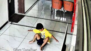 Perfect moment! This childs talent is extraordinary.