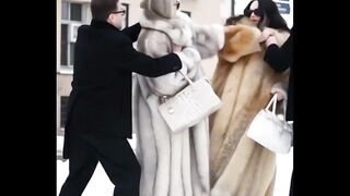 ДА СЪБЛЕЧЕШ БОГАТА ЖЕНА НА УЛИЦАТА