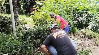 Di kampung ku masih tertanam gotong royong