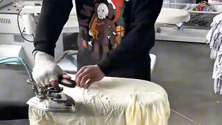 Cara cepat sang paman menyetrika baju