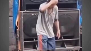 Orang waras kadang nyakitin, jadi biarlah aku unik aja Memelucu