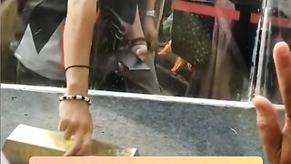 Warga JakartaLomba keluarkan emas batangan