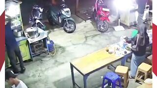 Pria Dibacok Geng Bermotor di Medan Marelan, Serangan Terjadi di Depan Warung Bakso Ramai Pengunjung