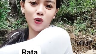 Cewek desa mandi di sungai