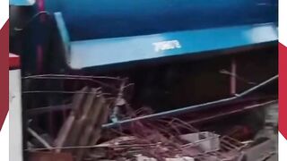Truk Tangki Rem Blong di Pasar Sidosari, Purworejo  Tabrak Pickup Suplier Sayuran, Evakuasi Masih Berlangsung
