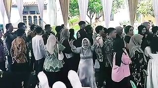 Funny Grandma Dancing Like a Teen!