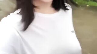 Ada yang goyang - shaking boobs