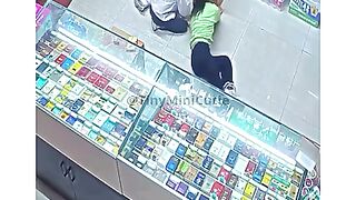 This Little Mouse Wants to Play! mouse animalhumor funnyvideo wildlife comedy fypシ trending