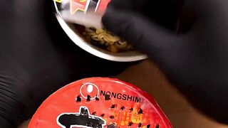 BAYASHI TV Fried Spicy Ramen Burger