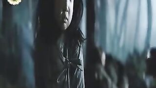 This soldier saved a girl who was a victim of war