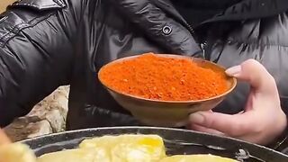 Makan tahu pake cabe bubuk