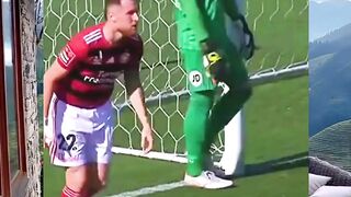 Ketika rekan sendiri malah menggagalkan gol terjauh yang hampir tercipta