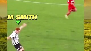 Tom Smith membalas tanpa katacukup dengan gol telak ke gawang kiper yang pernah mengejeknya