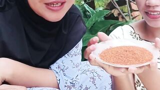 Makan usus pake cabe bubuk bikin seger