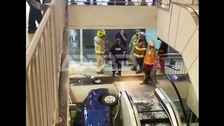 Mobil jatuh di eskalator?!