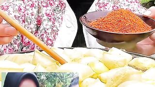 Makan tahu ples cabe bubuk