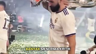 Karim Benzema bela Vini yang sedang banyak menerima kritik dari media.