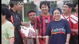 Momen ibu Megawati membagikan hadiah (Tahun 1996)