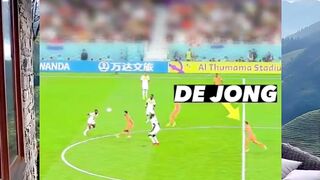 De Jong hari ini bukan cuma nge-dribble, tapi juga memecahkan dua telur lawannya